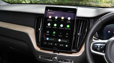 Экран мультимедийной системы Volvo XC60